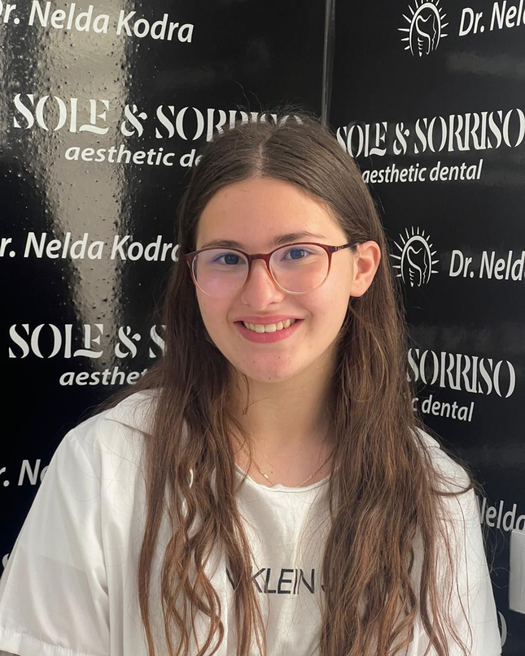 happy client at sole & sorriso dental clinik in tirana