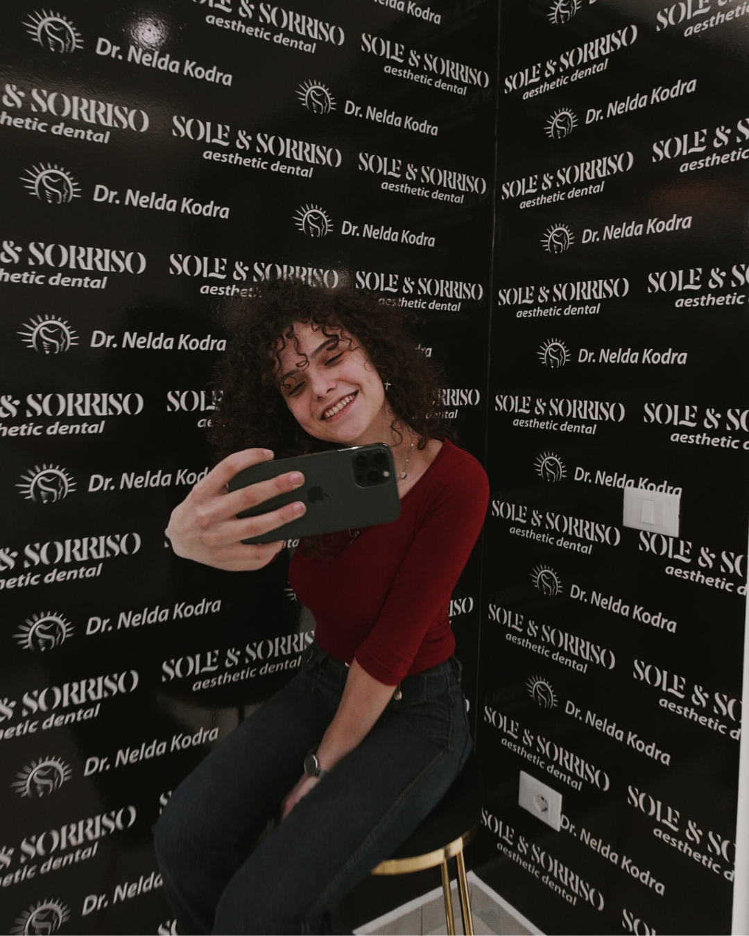 happy client at sole & sorriso dental clinik in tirana